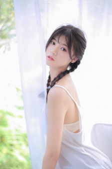 女性高级感白色游泳衣